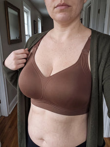 Cliente che indossa il reggiseno JellyBand