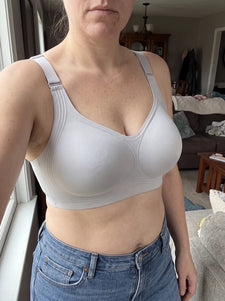 Cliente che indossa il reggiseno JellyBand